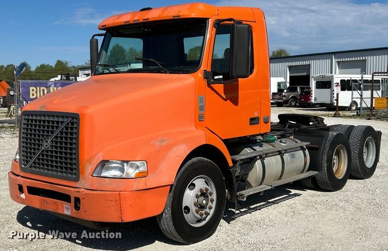 image for item EK4533 2009 Volvo VNM semi truck