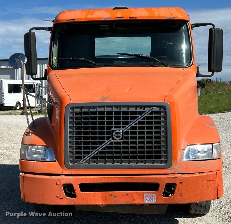 image for item EK4533 2009 Volvo VNM semi truck