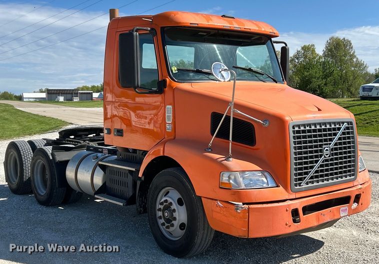 image for item EK4533 2009 Volvo VNM semi truck