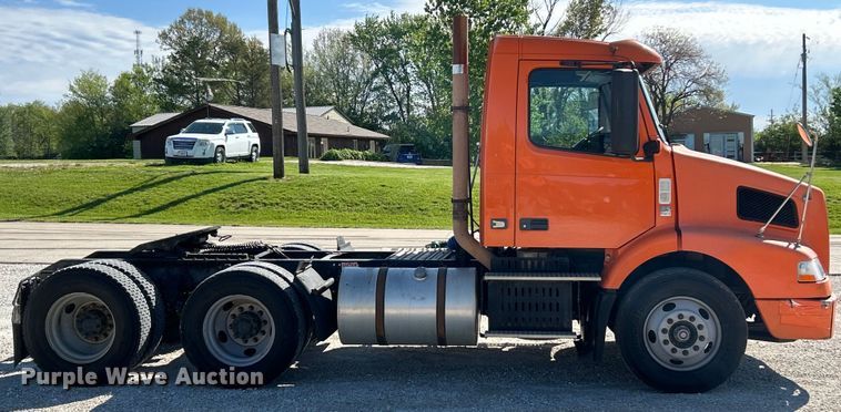 image for item EK4533 2009 Volvo VNM semi truck