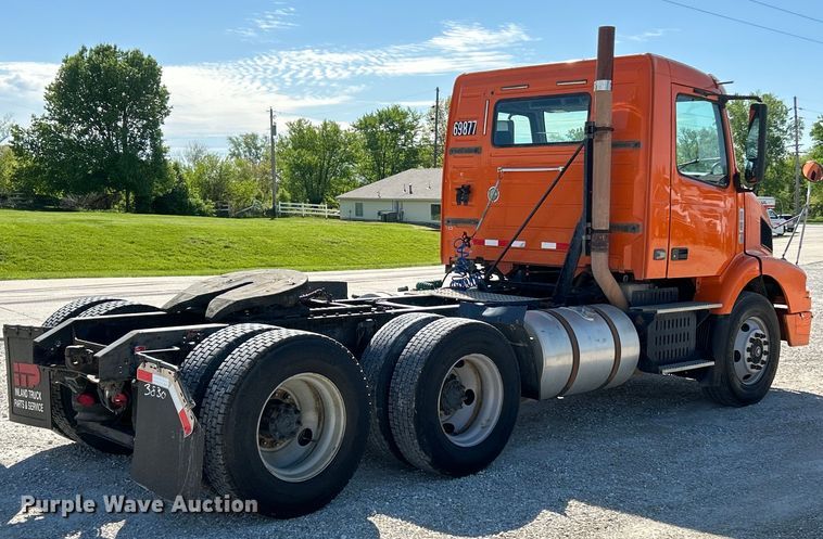 image for item EK4533 2009 Volvo VNM semi truck