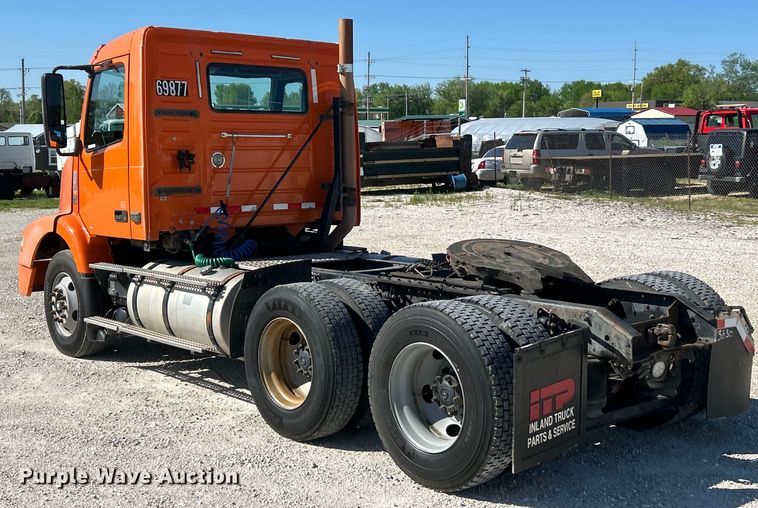 image for item EK4533 2009 Volvo VNM semi truck