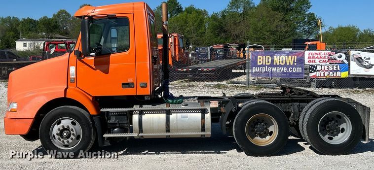 image for item EK4533 2009 Volvo VNM semi truck