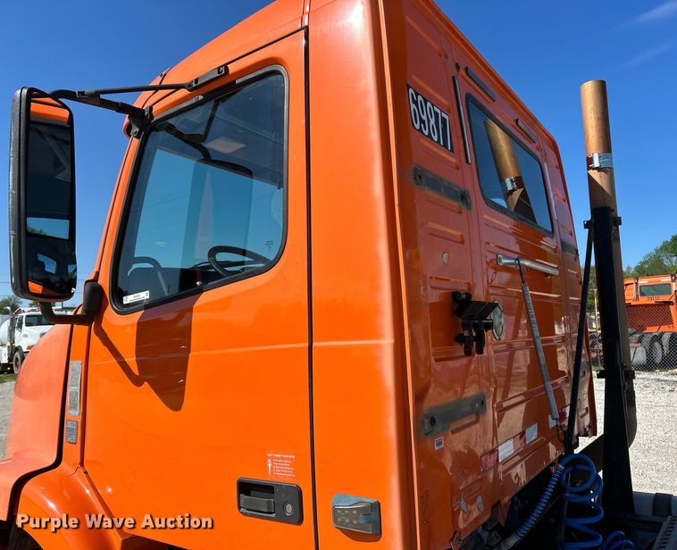 image for item EK4533 2009 Volvo VNM semi truck