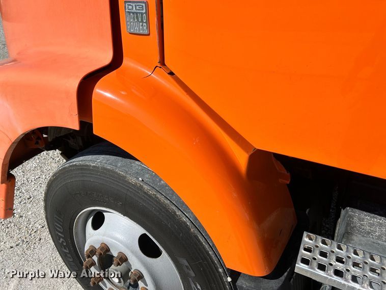 image for item EK4533 2009 Volvo VNM semi truck