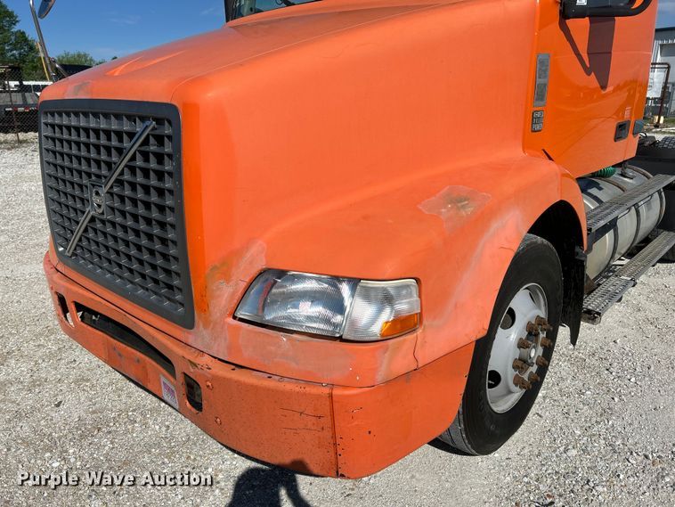 image for item EK4533 2009 Volvo VNM semi truck