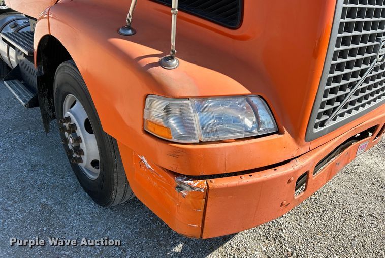 image for item EK4533 2009 Volvo VNM semi truck