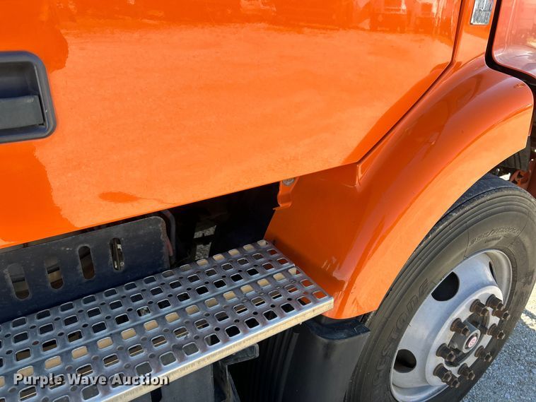 image for item EK4533 2009 Volvo VNM semi truck