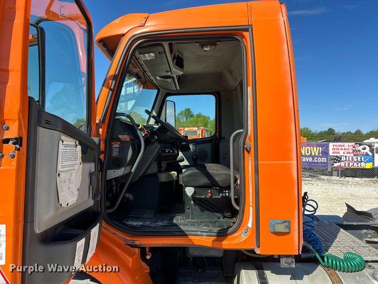image for item EK4533 2009 Volvo VNM semi truck