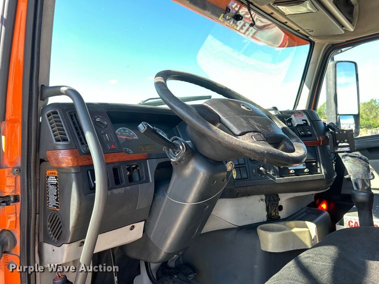 image for item EK4533 2009 Volvo VNM semi truck