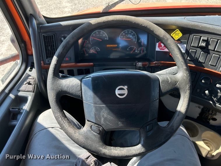 image for item EK4533 2009 Volvo VNM semi truck