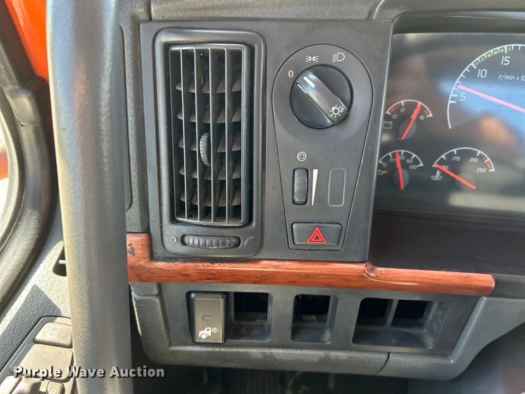 image for item EK4533 2009 Volvo VNM semi truck