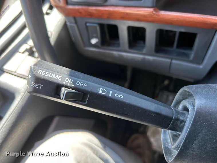 image for item EK4533 2009 Volvo VNM semi truck