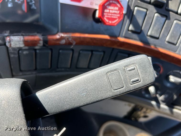 image for item EK4533 2009 Volvo VNM semi truck