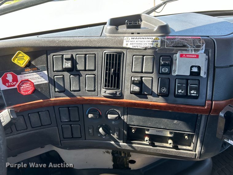 image for item EK4533 2009 Volvo VNM semi truck