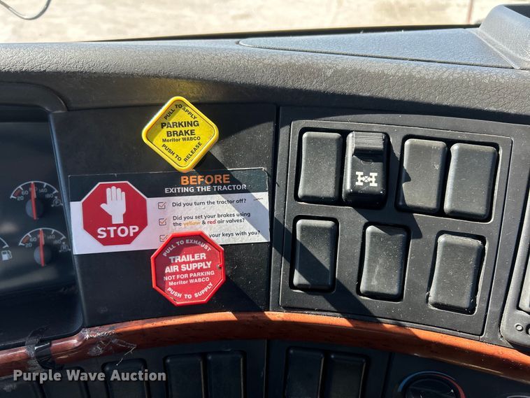 image for item EK4533 2009 Volvo VNM semi truck