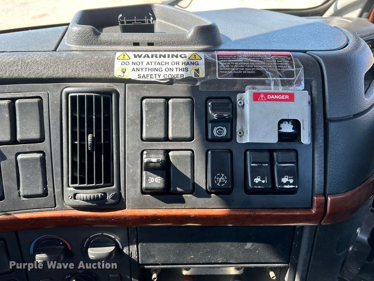 image for item EK4533 2009 Volvo VNM semi truck