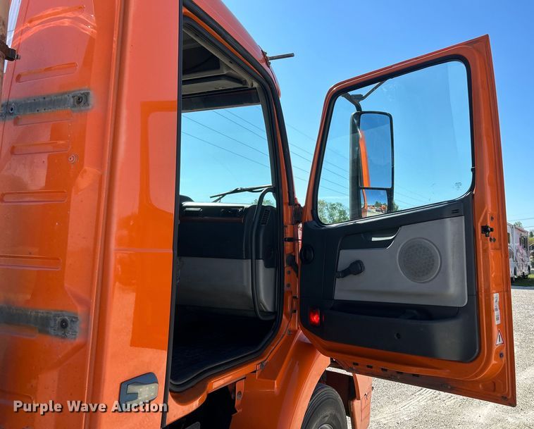 image for item EK4533 2009 Volvo VNM semi truck