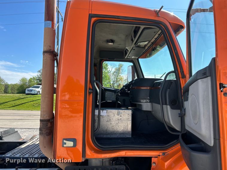 image for item EK4533 2009 Volvo VNM semi truck