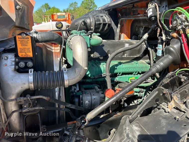 image for item EK4533 2009 Volvo VNM semi truck