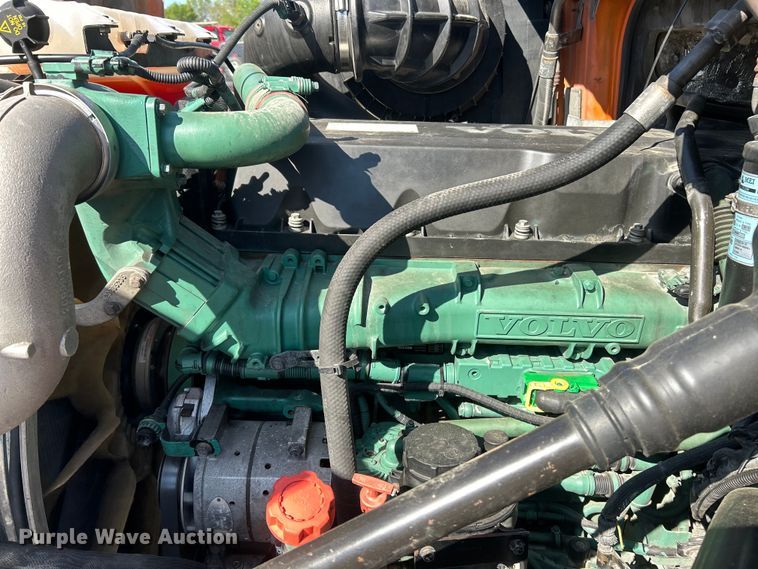 image for item EK4533 2009 Volvo VNM semi truck