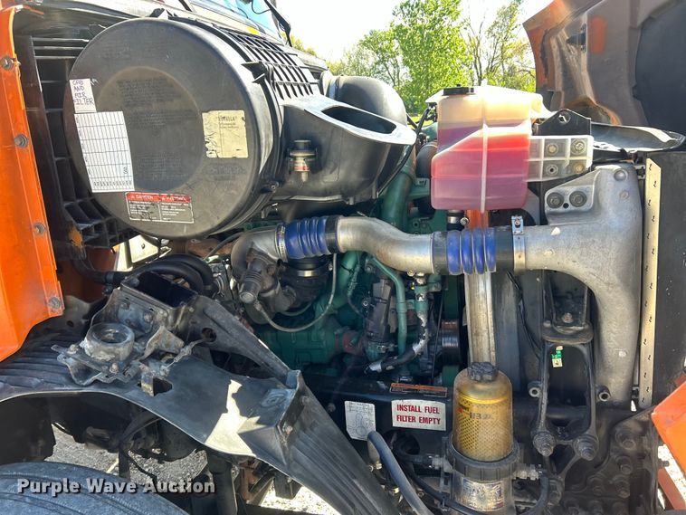 image for item EK4533 2009 Volvo VNM semi truck