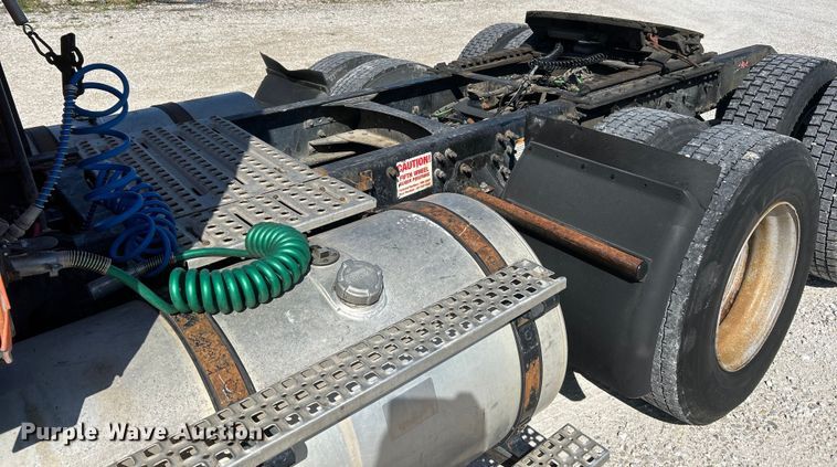 image for item EK4533 2009 Volvo VNM semi truck