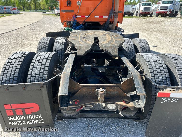 image for item EK4533 2009 Volvo VNM semi truck