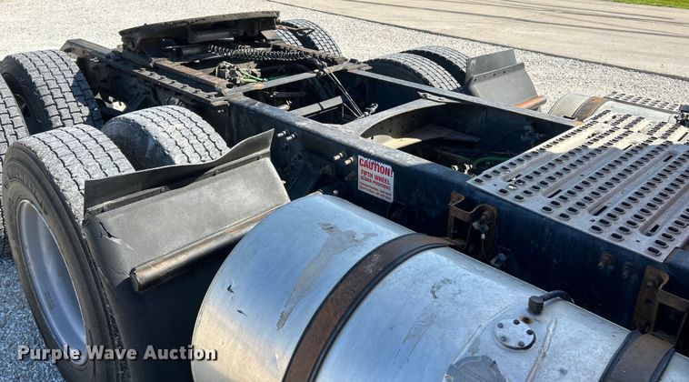 image for item EK4533 2009 Volvo VNM semi truck