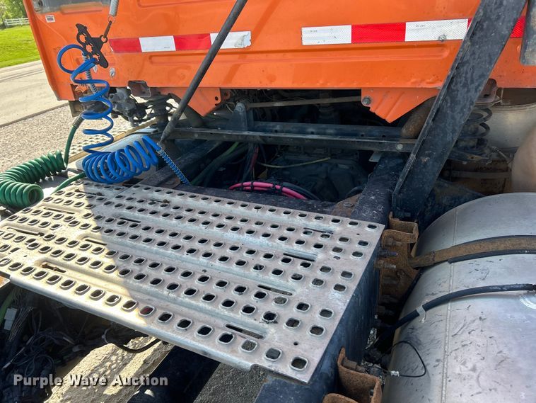 image for item EK4533 2009 Volvo VNM semi truck