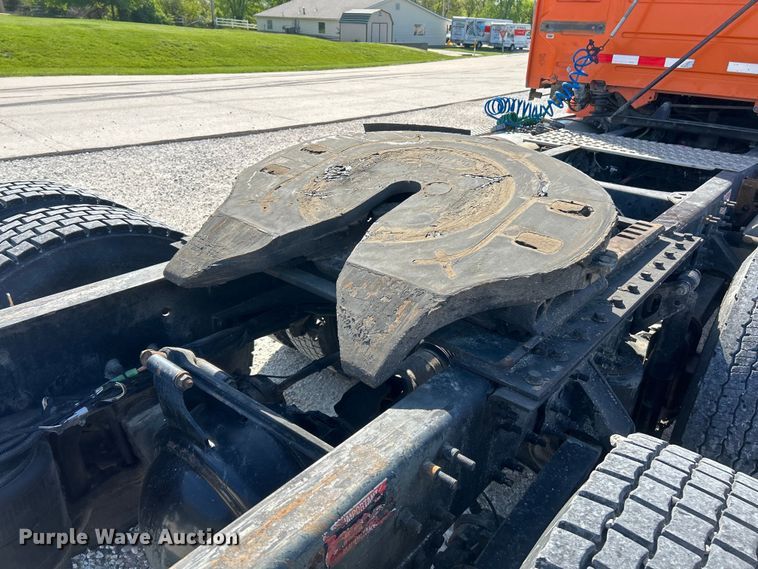 image for item EK4533 2009 Volvo VNM semi truck