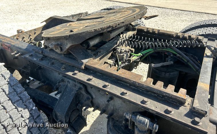 image for item EK4533 2009 Volvo VNM semi truck