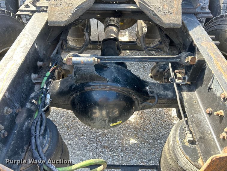 image for item EK4533 2009 Volvo VNM semi truck