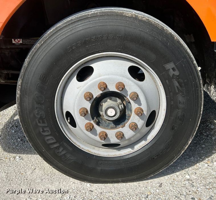 image for item EK4533 2009 Volvo VNM semi truck