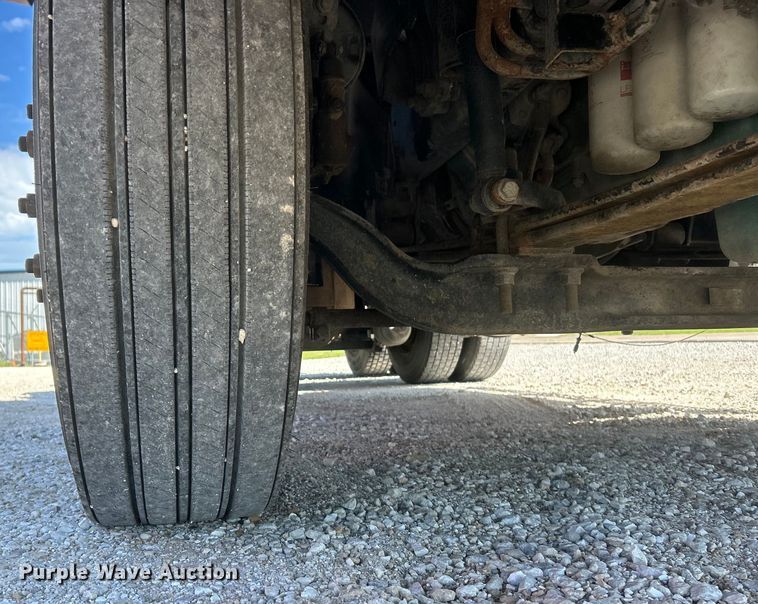 image for item EK4533 2009 Volvo VNM semi truck