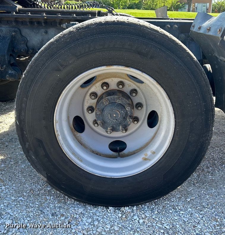 image for item EK4533 2009 Volvo VNM semi truck