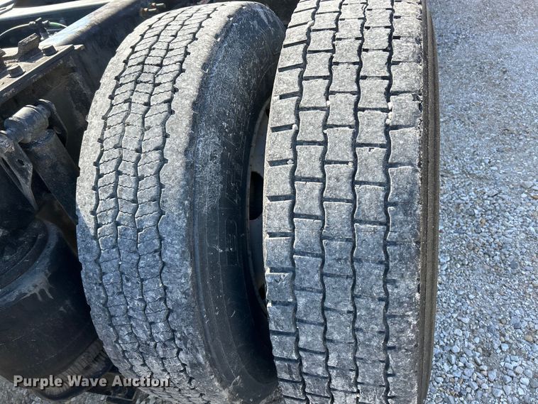 image for item EK4533 2009 Volvo VNM semi truck