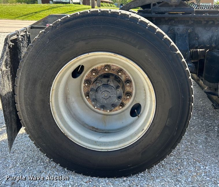 image for item EK4533 2009 Volvo VNM semi truck