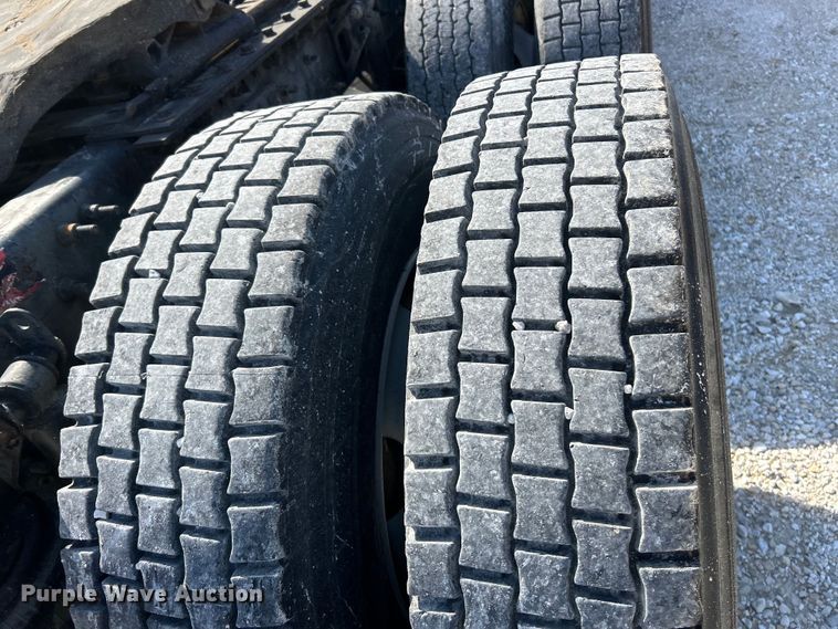 image for item EK4533 2009 Volvo VNM semi truck