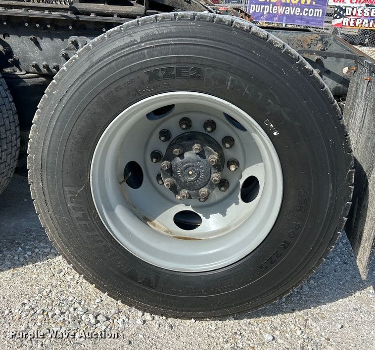 image for item EK4533 2009 Volvo VNM semi truck