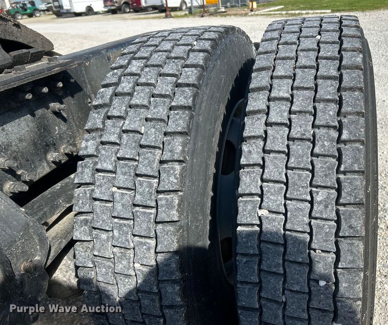 image for item EK4533 2009 Volvo VNM semi truck