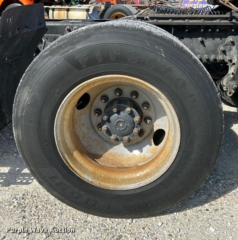 image for item EK4533 2009 Volvo VNM semi truck