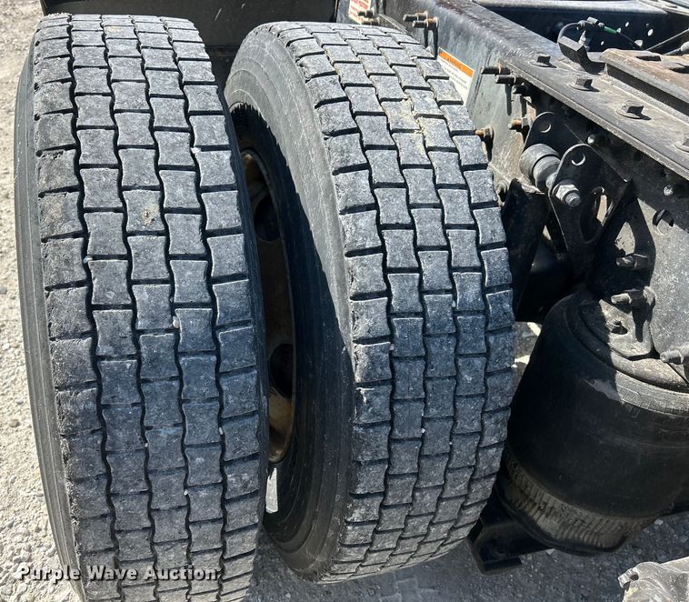 image for item EK4533 2009 Volvo VNM semi truck