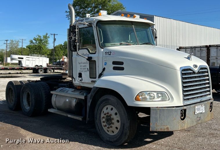 image for item EK4548 2006 Mack CXN613 semi truck