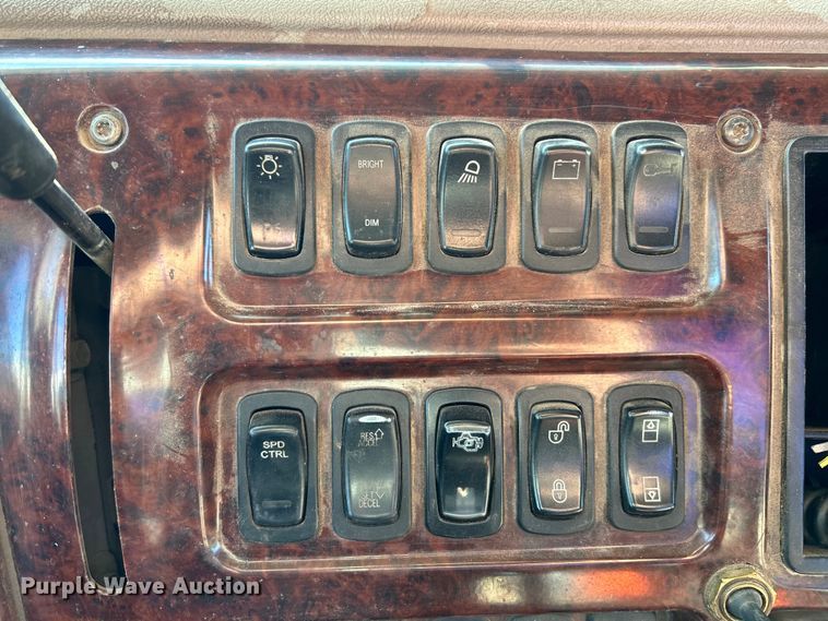 image for item EK4548 2006 Mack CXN613 semi truck