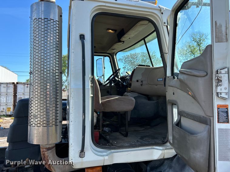 image for item EK4548 2006 Mack CXN613 semi truck