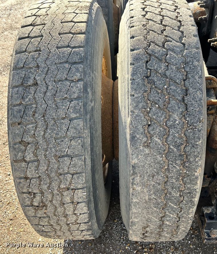 image for item EK4548 2006 Mack CXN613 semi truck