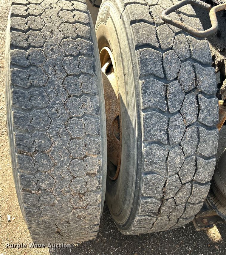 image for item EK4548 2006 Mack CXN613 semi truck