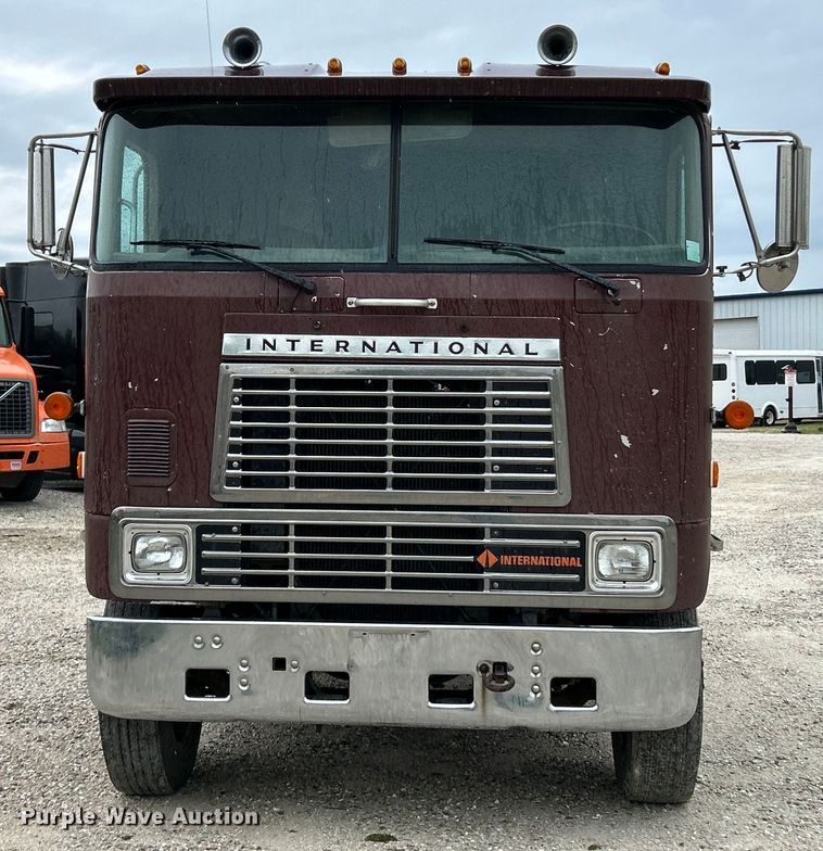 image for item EK4558 1984 International COF-9670 semi truck