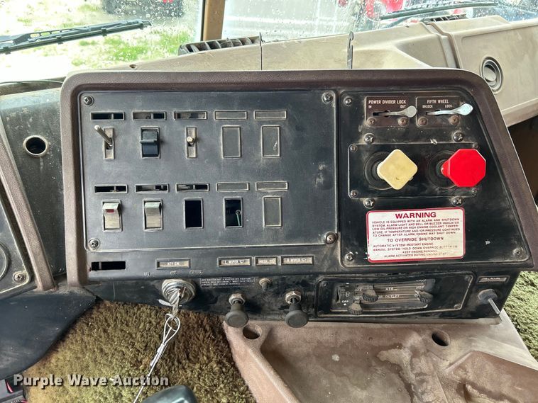 image for item EK4558 1984 International COF-9670 semi truck